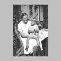 011-0149 Marie-Erika von Frantzius 1937 mit ihrem Sohn Wolf-Dietrich.jpg